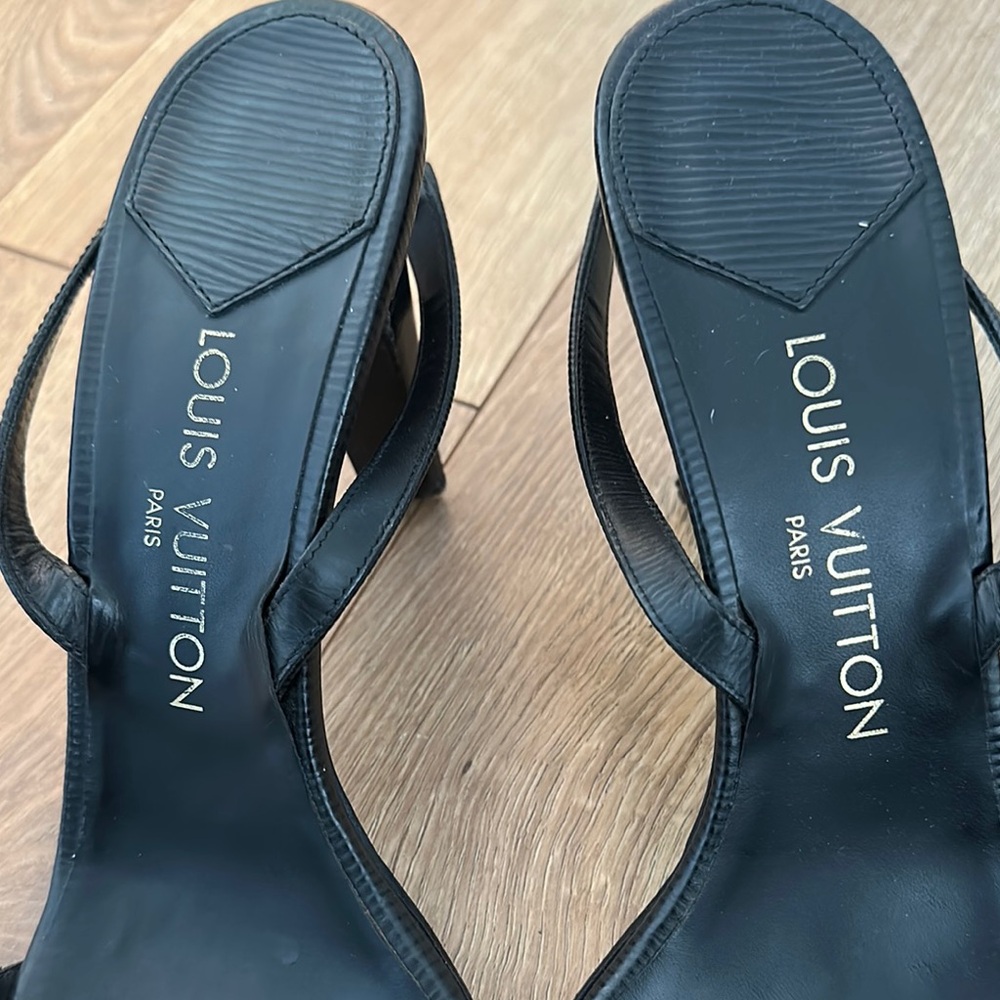 LOUIS VUITTON Black and Gold Heels with Elegant Design - Picture 2 of 13